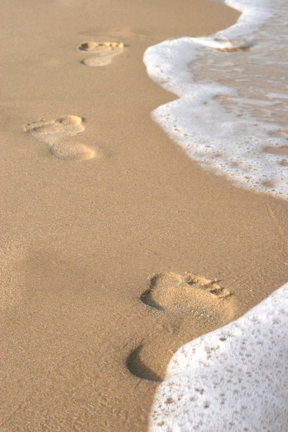 沙滩上的脚印和海浪图片下载