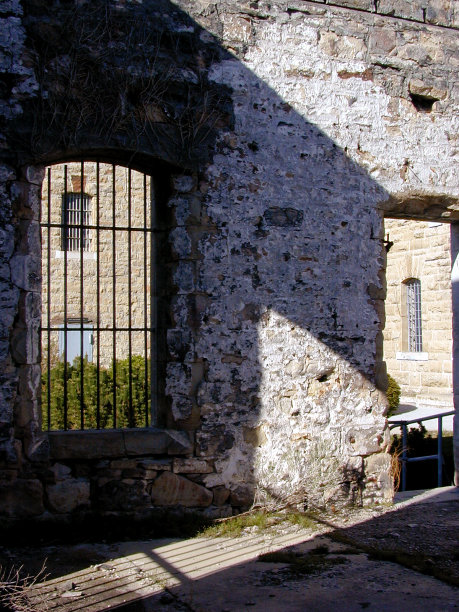 囚禁的石影图片下载