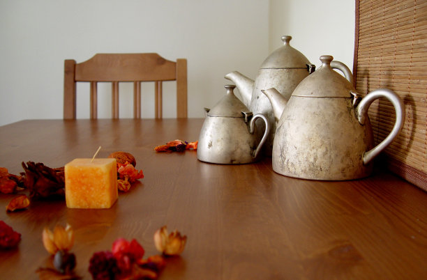 桌上有三只茶壶图片下载