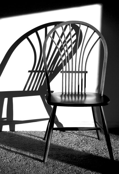 有阴影的黑白椅子图片下载