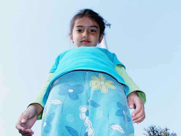 巨大的小女孩图片下载