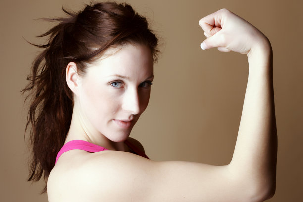 红发女性经典健身姿势图片下载