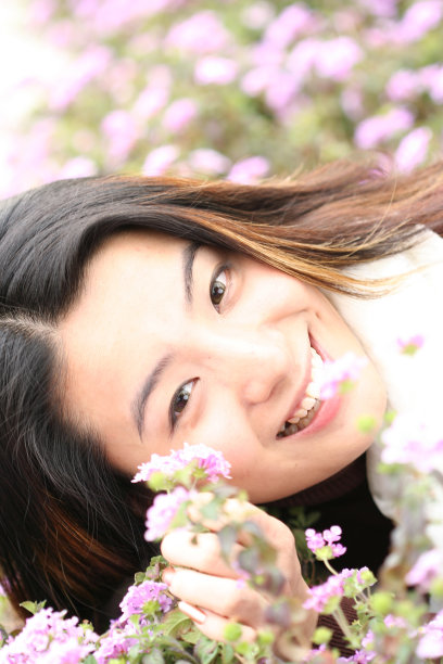 女孩微笑图片下载