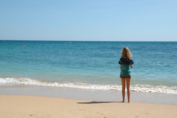 女孩凝视着地中海图片下载