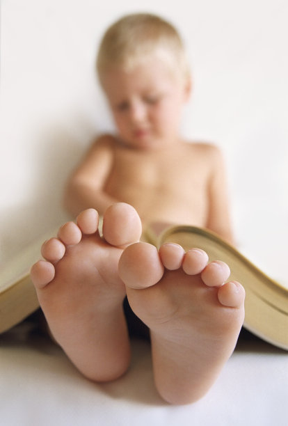 孩子读一本书图片下载