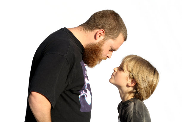 小男孩的手势做得很好图片下载