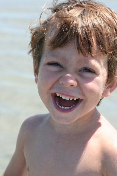 男孩很开心图片下载