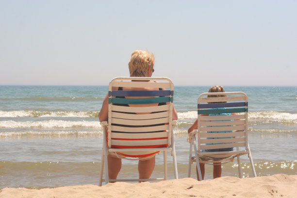 和奶奶在海边图片下载