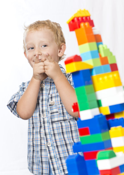 孩子在玩玩具图片下载