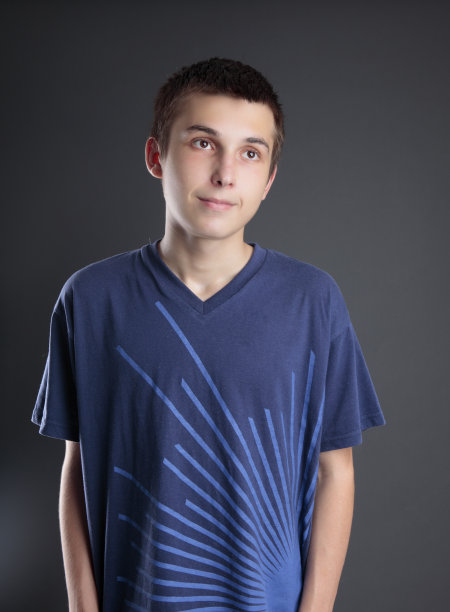 男孩思考图片下载