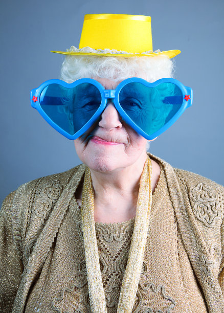 戴着面具的老妇人图片下载