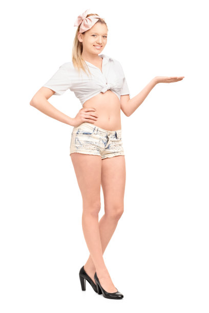 穿着短裤的年轻女性在打手势图片下载