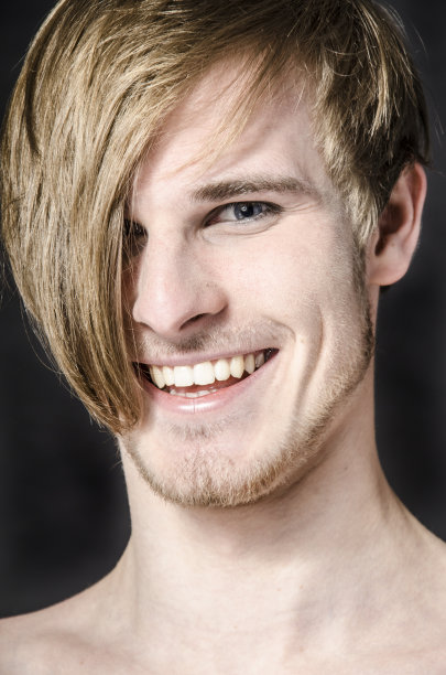 微笑的年轻人图片下载