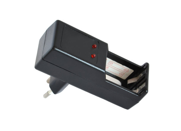 电池充电器隔离在白色背景图片下载