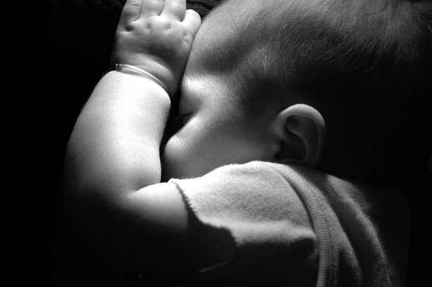 婴儿睡觉BW图片下载