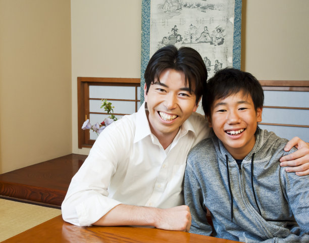 亚洲父子在传统的日式房间里图片下载