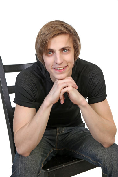 年轻白人男子微笑的肖像图片下载