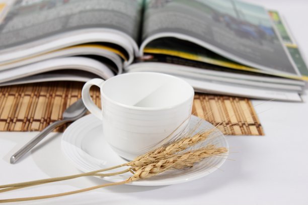 杂志和白咖啡图片下载