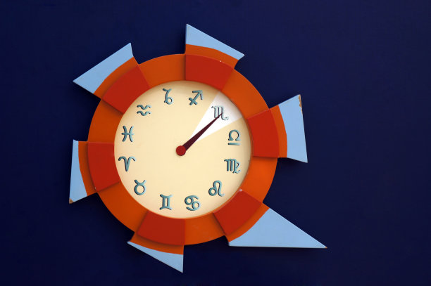 蓝色墙上的木钟图片下载