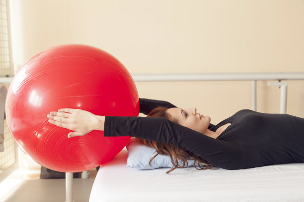 接受物理治疗的病人图片下载