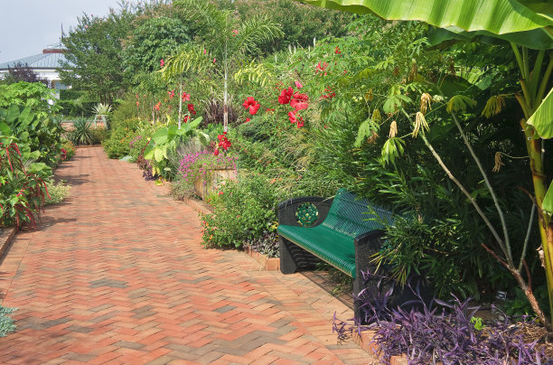 花园的长椅上图片下载