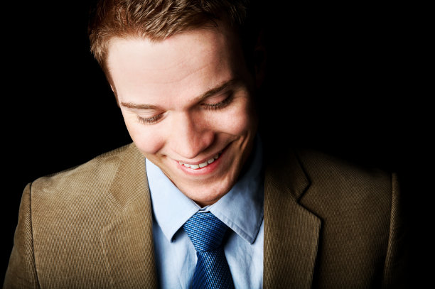 年轻的笑商人图片下载