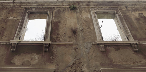 详细视图的扎达尔克罗地亚建筑立面与两扇窗户图片下载