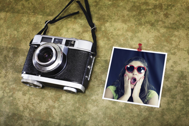 复古相机和女性肖像图片下载