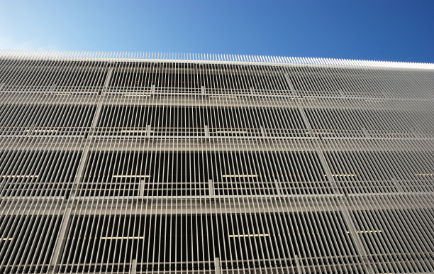 停车场的白色图片下载