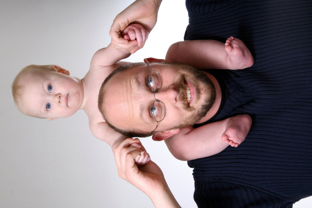 孩子在父亲的肩膀上图片下载