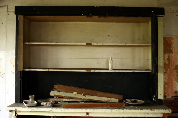 在废弃的家中有圣母玛利亚的橱柜架子图片下载