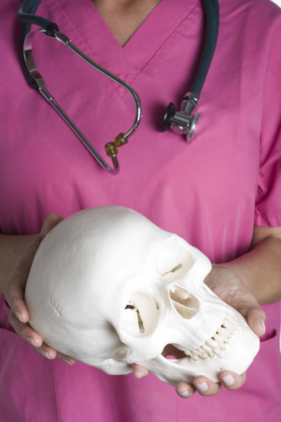 护士抱着人脑图片下载