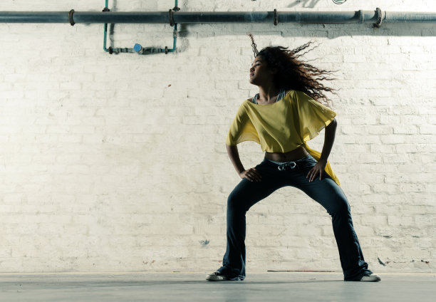 嘻哈的女孩图片下载