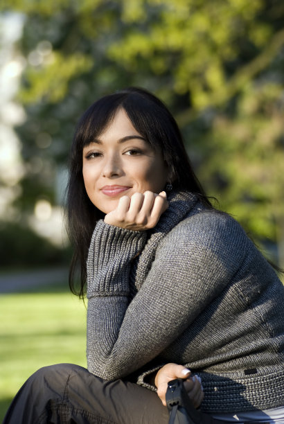 绿色背景上的美丽年轻女子图片下载