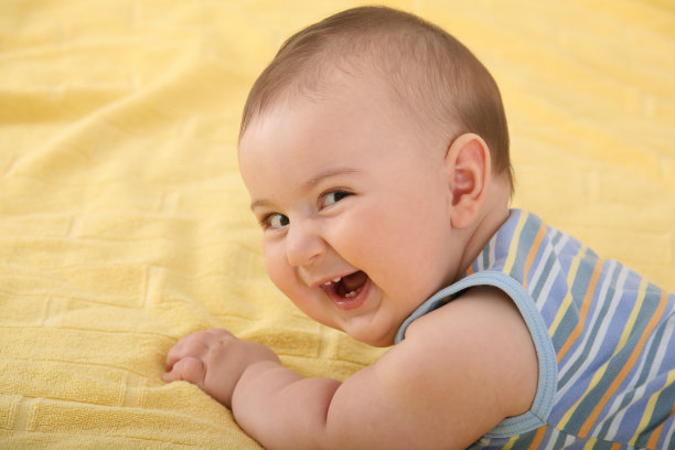 小男孩笑了图片下载