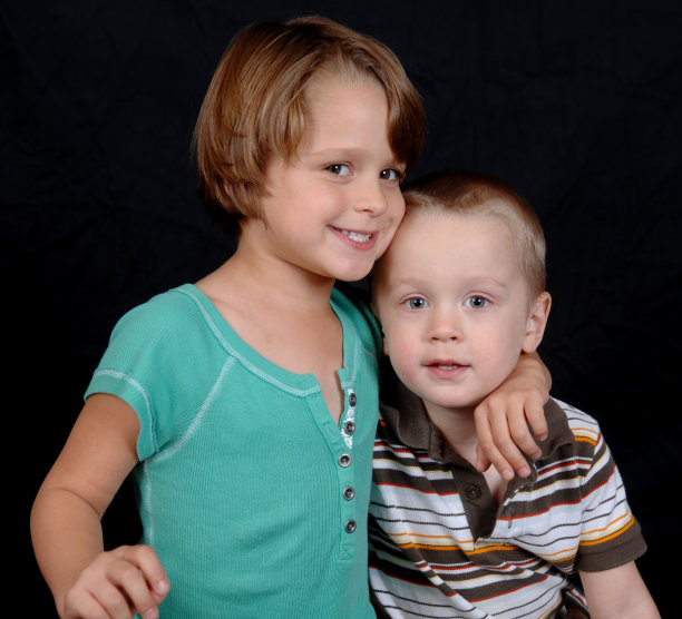 哥哥和姐姐图片下载