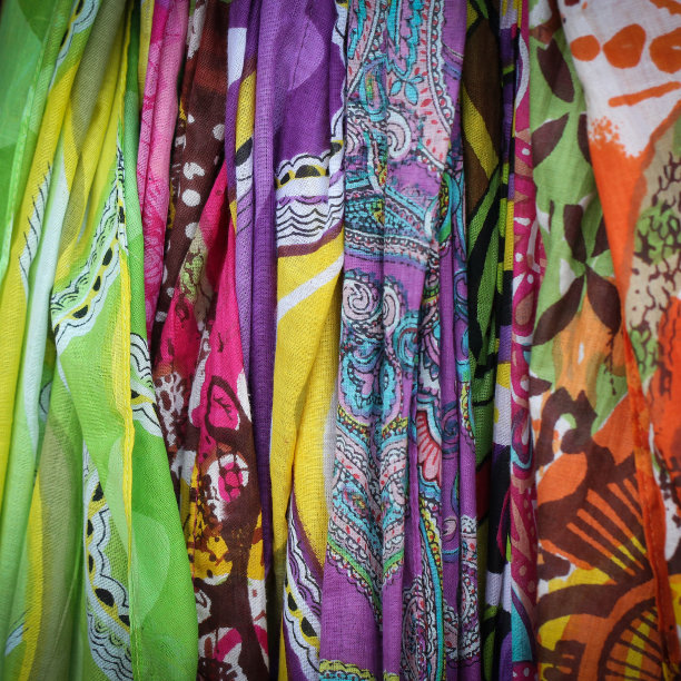 把衬衫和布料挂得更近一些图片下载