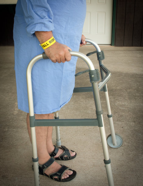 步行者有跌倒风险图片下载