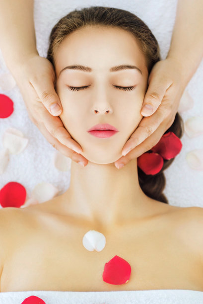 年轻女子接受头部按摩图片下载