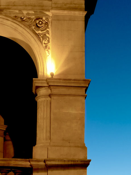 聚光灯下的建筑图片下载