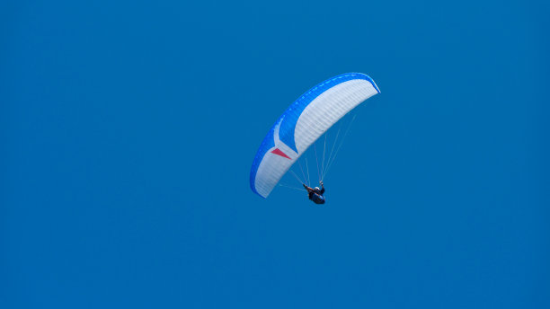 滑翔伞飞行与copyspace图片下载