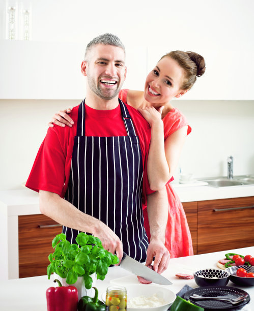爱快乐的夫妇一起做饭图片下载