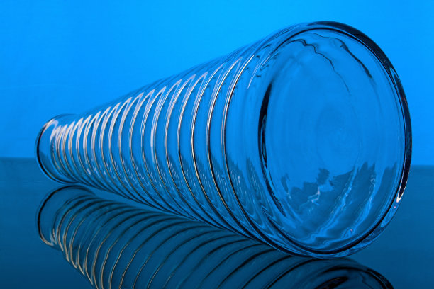 罗纹玻璃瓶或花瓶图片下载