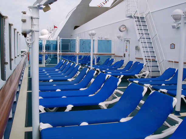 蓝色游轮甲板椅图片下载