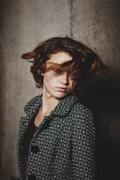 年轻漂亮的女人摇了摇头图片下载