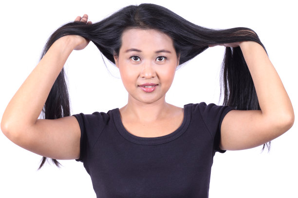 美丽的女人拉着她们的长发孤立在白色的ba图片下载