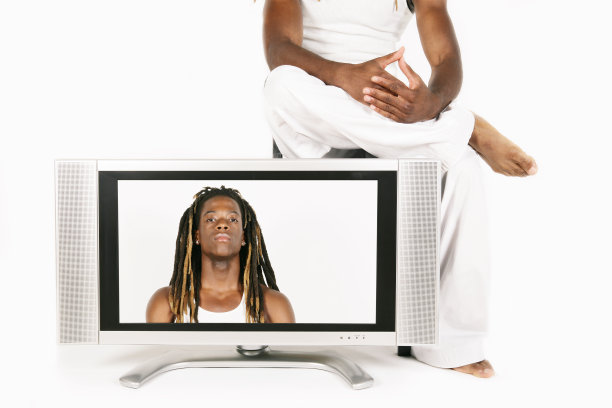 年轻人与电视图片下载