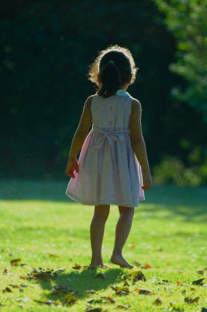 无忧无虑的女孩在英国夏日草地图片下载