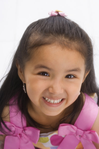 笑的小女孩。图片下载