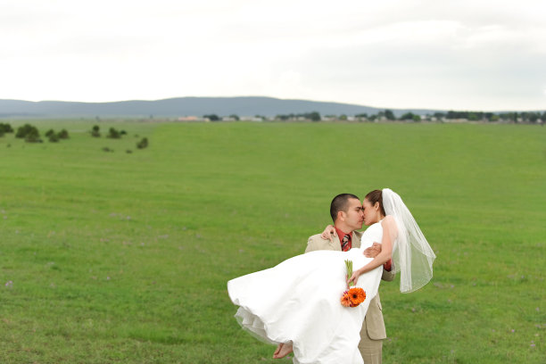 浪漫的新娘和新郎接吻图片下载